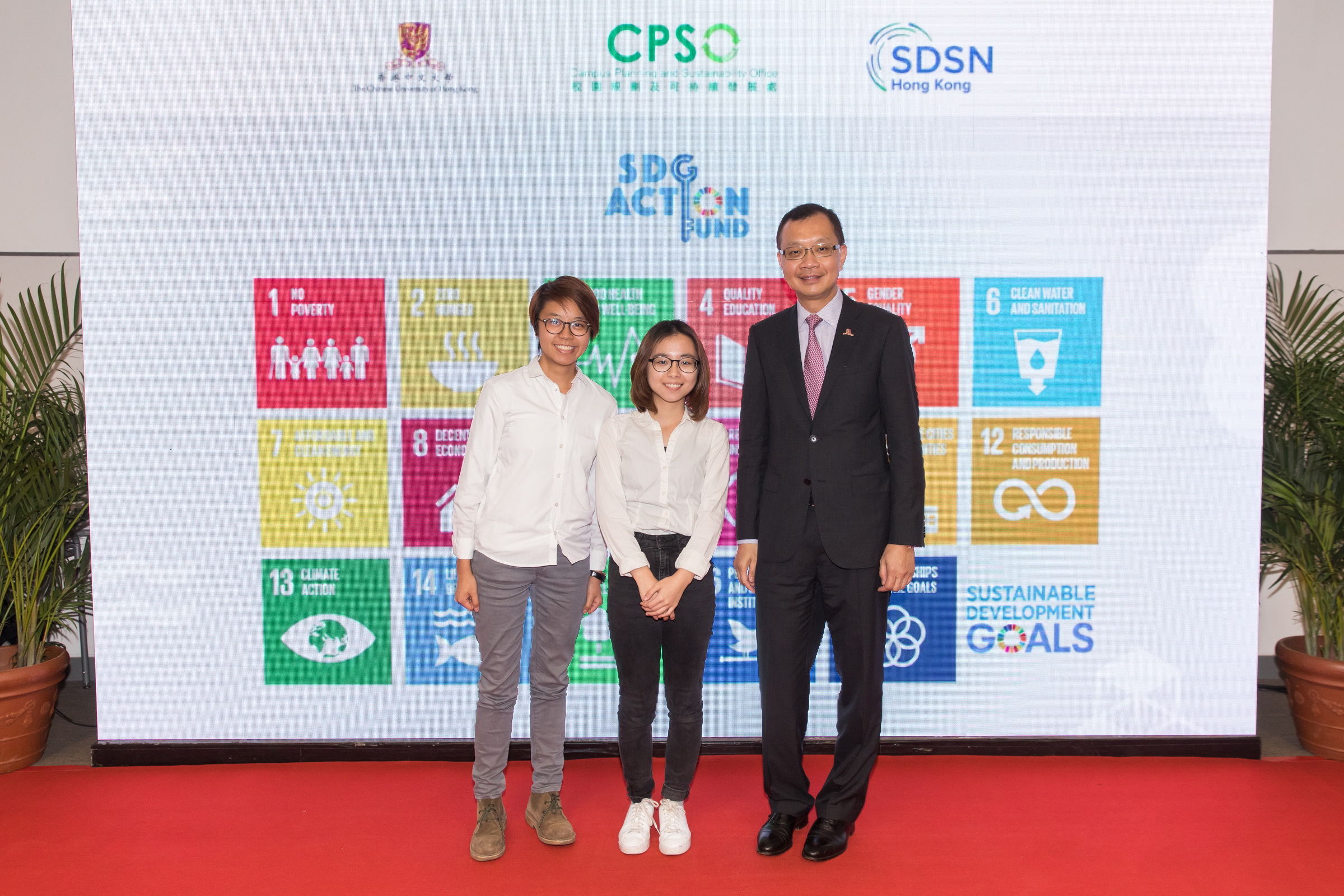 Mr Eric S.P. Ng, Vice-President and Chairman of the Committee on Campus Sustainability of CUHK (right) and the student representatives of one of the pilot projects supported by the SDG Action Fund