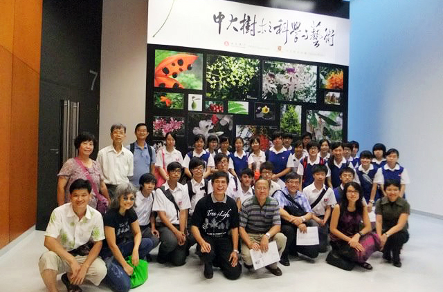 Mr George Jor, convenor of the CU Tree Project, gave a tour of the 'Science and Art of Trees and Birds of CUHK Exhibition' to secondary students